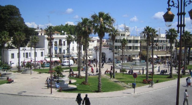 Vue sidérante sur la baie de Tanger. DR La place du Grand Socco. NB L’entrée d’un hôtel de la Casbah. NB 