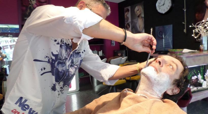 Des coiffeurs ressortent les coupe-choux de la malle aux souvenirs pour raser les clients à l’ancienne. DR 