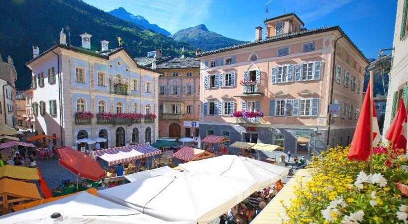L’un des parcours ferroviaires les plus spectaculaires du monde. Escale de charme à l’hôtel Le Prese, de Poschiavo. Le centre de Poschiavo est également appelé borgo (bourg). 