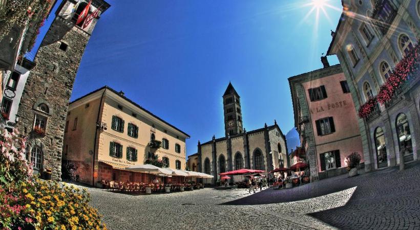 L’un des parcours ferroviaires les plus spectaculaires du monde. Escale de charme à l’hôtel Le Prese, de Poschiavo. Le centre de Poschiavo est également appelé borgo (bourg). 