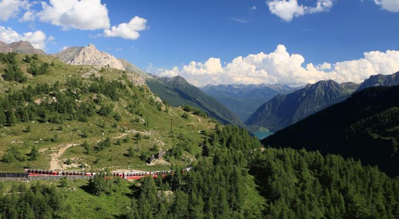 L’un des parcours ferroviaires les plus spectaculaires du monde. Escale de charme à l’hôtel Le Prese, de Poschiavo. Le centre de Poschiavo est également appelé borgo (bourg). 