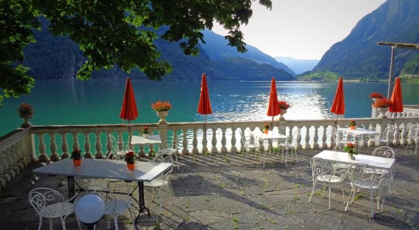 L’un des parcours ferroviaires les plus spectaculaires du monde. Escale de charme à l’hôtel Le Prese, de Poschiavo. Le centre de Poschiavo est également appelé borgo (bourg). 