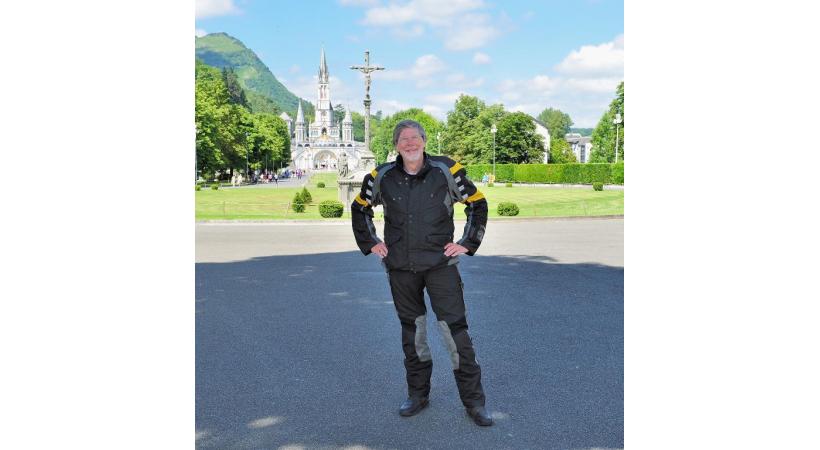 Sur les routes des Picos de Europa. Une place de Compostelle. St-Jacques, la place des pèlerins devant la cathédrale. 