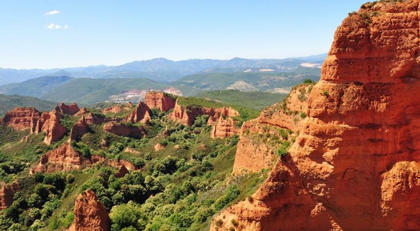 Sur les routes des Picos de Europa. Une place de Compostelle. St-Jacques, la place des pèlerins devant la cathédrale. 