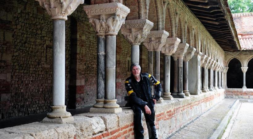 Sur les routes des Picos de Europa. Une place de Compostelle. St-Jacques, la place des pèlerins devant la cathédrale. 