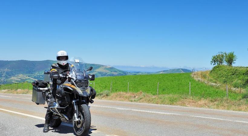 Sur les routes des Picos de Europa. Une place de Compostelle. St-Jacques, la place des pèlerins devant la cathédrale. 