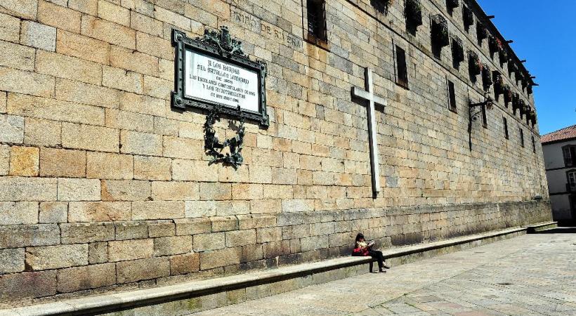 Sur les routes des Picos de Europa. Une place de Compostelle. St-Jacques, la place des pèlerins devant la cathédrale. 