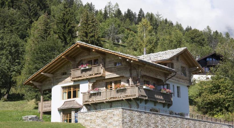 Savourer les bienfaits des bains, au chaud, dans une eau entre 30 et 35 degrés. PHOTOS THERMALP  Les bassins extérieurs offrent une vue magnifique sur un cirque de montagnes impressionnant. Le chalet de Kalbermatten. 