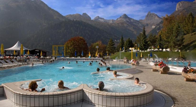 Savourer les bienfaits des bains, au chaud, dans une eau entre 30 et 35 degrés. PHOTOS THERMALP  Les bassins extérieurs offrent une vue magnifique sur un cirque de montagnes impressionnant. Le chalet de Kalbermatten. 