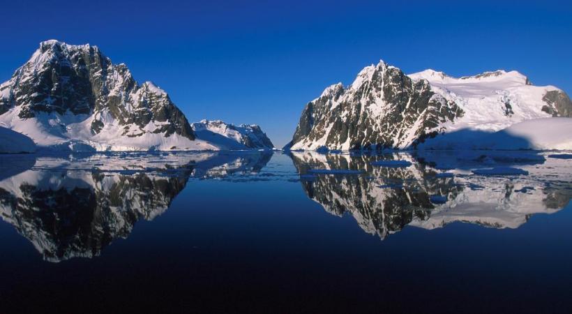Les pingouins font figure de stars en Antarctique. ANDREA MEADER Le Zodiac permet de louvoyer dans les zones les plus inaccessibles . ANDREA MEADER La nature se plaît à sculpter les plus belles structures glacées. ANDREA MEADER 