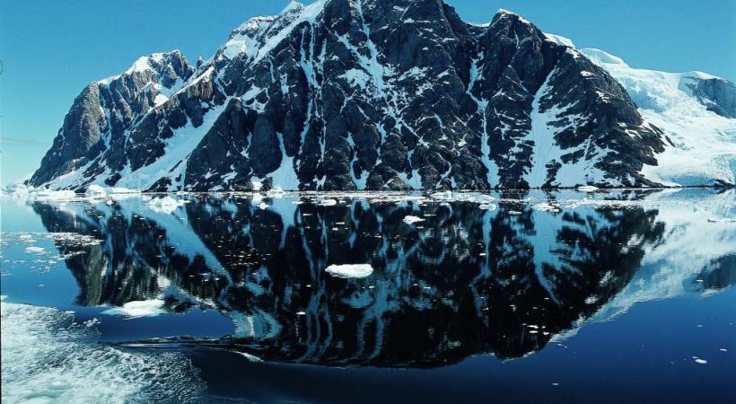 Les pingouins font figure de stars en Antarctique. ANDREA MEADER Le Zodiac permet de louvoyer dans les zones les plus inaccessibles . ANDREA MEADER La nature se plaît à sculpter les plus belles structures glacées. ANDREA MEADER 