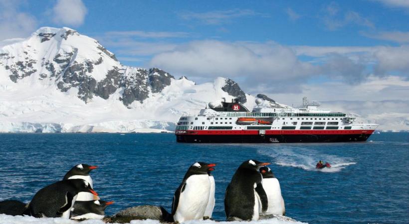Les pingouins font figure de stars en Antarctique. ANDREA MEADER Le Zodiac permet de louvoyer dans les zones les plus inaccessibles . ANDREA MEADER La nature se plaît à sculpter les plus belles structures glacées. ANDREA MEADER 