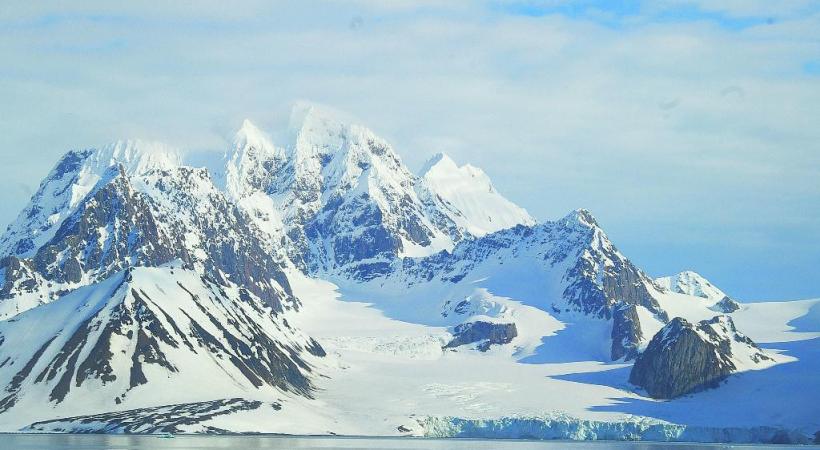 Les paysages du Spitzberg , faits de pics et de glaces, aux couleurs irréelles de minuit.