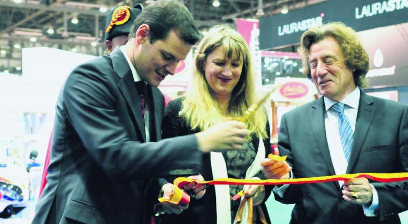 Le conseiller d’Etat Pierre Maudet a inauguré la manifestation par le traditionnel couper du ruban. Il est accompagné par Monica Bonfanti, cheffe de la police cantonale et Robert Hensler, président de Palexpo SA.