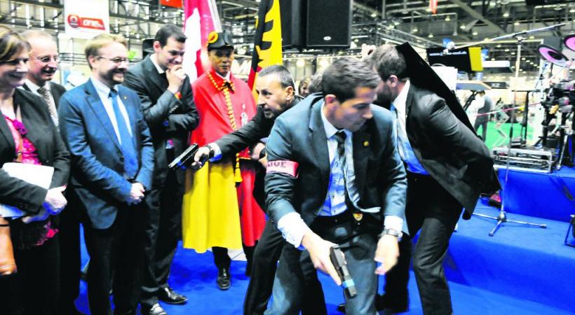 Petit coup d’adrénaline lors du cocktail, les forces de l’ordre ont simulé une intervention sous le regard complice des autorités cantonales et communales.