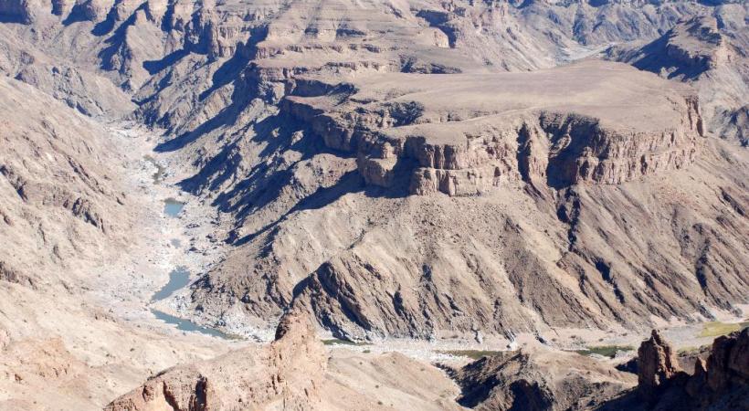 En Namibie, la piste conduit au Parc National Namib Naukluft. 