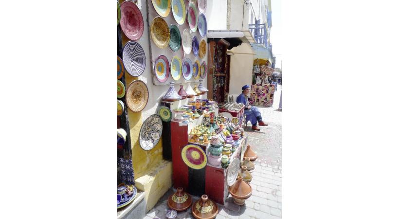 La Villa des orangers reflète l’architecture traditionnelle. PHOTOS CARLOS BRITO & BERNARD PICHON La médina d’Essaouira dispense un artisanat de qualité . Charme et authenticité, les mots-clés des Bains berbères. 