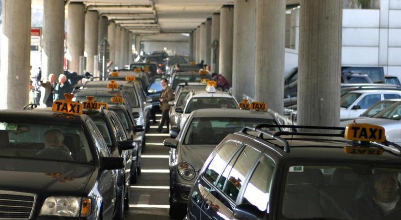 C’est la gabegie pour les taxis à l’Aéroport. DR 