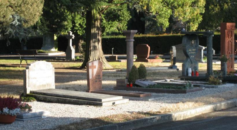 De nombreuses familles font le choix de laisser les tombes sans ornements. DR 