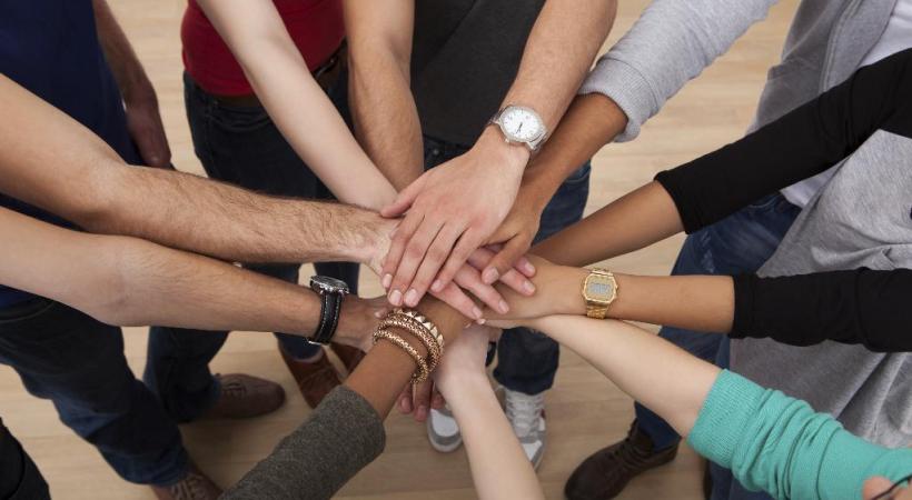 Reconstruire quelque chose, ensemble. ISTOCK/ANDREYPOPOV 