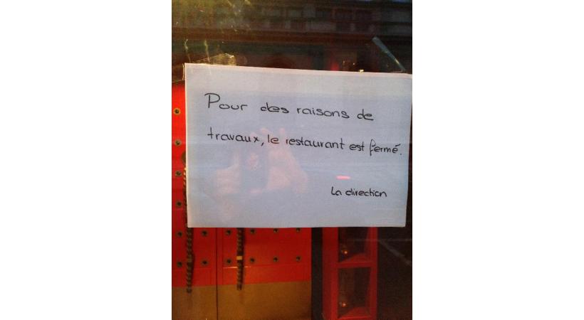 L’affichette placardée sur la porte du bar n’est pas vraiment claire. DR 