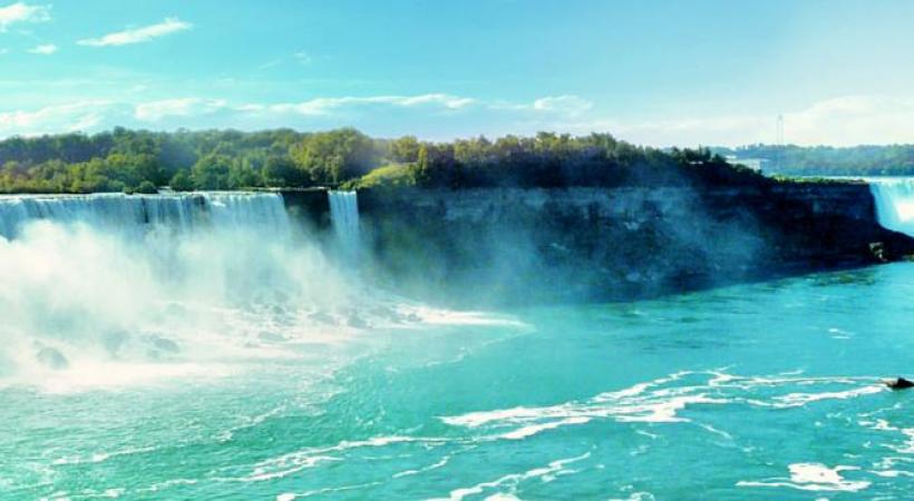 Le Saint-Laurent demeure le principal foyer de peuplement de la province de Québec. BERNARD PICHON Le Vieux Québec. BERNARD PICHON Certaines demeures des «Mille Iles»  sont de véritables châteaux. HISTOIRE & VOYAGES Le vieux Québec regorge de boutiques artisanales. BP 