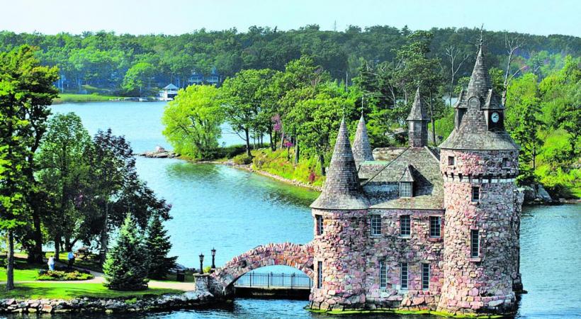 Le Saint-Laurent demeure le principal foyer de peuplement de la province de Québec. BERNARD PICHON Le Vieux Québec. BERNARD PICHON Certaines demeures des «Mille Iles»  sont de véritables châteaux. HISTOIRE & VOYAGES Le vieux Québec regorge de boutiques artisanales. BP 
