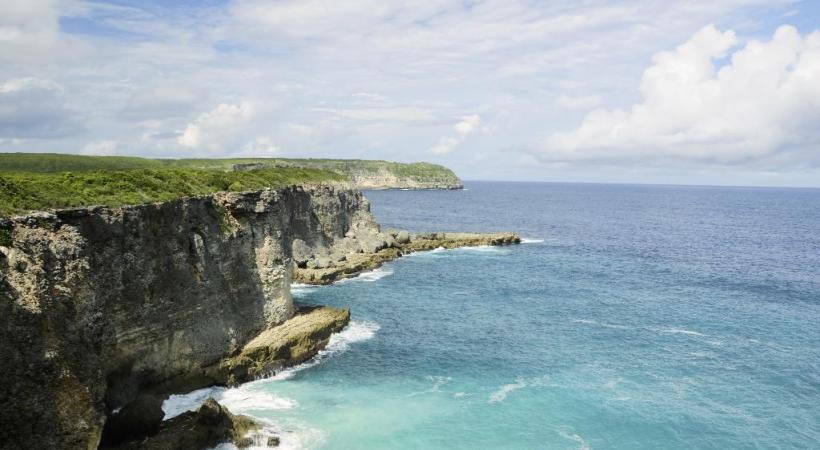 Les îles de Petite-Terre dépendent de La Désirade et sont un ensemble écologique marin et terrestre classé réserve naturelle intégrale. COMITé DU TOURISME ÎLES DE GUADELOUPE La baie des Saintes. La Désirade, une seule route et des sentiers protégés. 