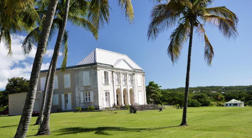 Les îles de Petite-Terre dépendent de La Désirade et sont un ensemble écologique marin et terrestre classé réserve naturelle intégrale. COMITé DU TOURISME ÎLES DE GUADELOUPE La baie des Saintes. La Désirade, une seule route et des sentiers protégés. 