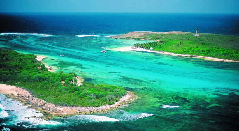 Les îles de Petite-Terre dépendent de La Désirade et sont un ensemble écologique marin et terrestre classé réserve naturelle intégrale. COMITé DU TOURISME ÎLES DE GUADELOUPE La baie des Saintes. La Désirade, une seule route et des sentiers protégés. 