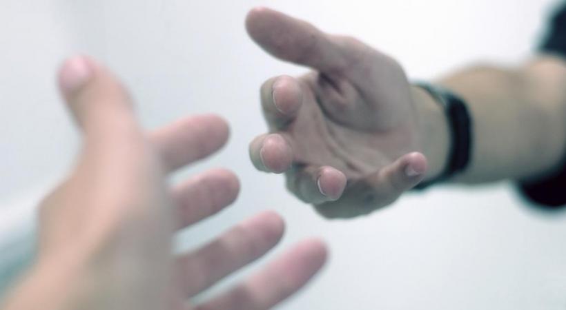 Le sens de la main tendue fera un exemple de la Suisse. ISTOCK/WEAREADVENTURERS 