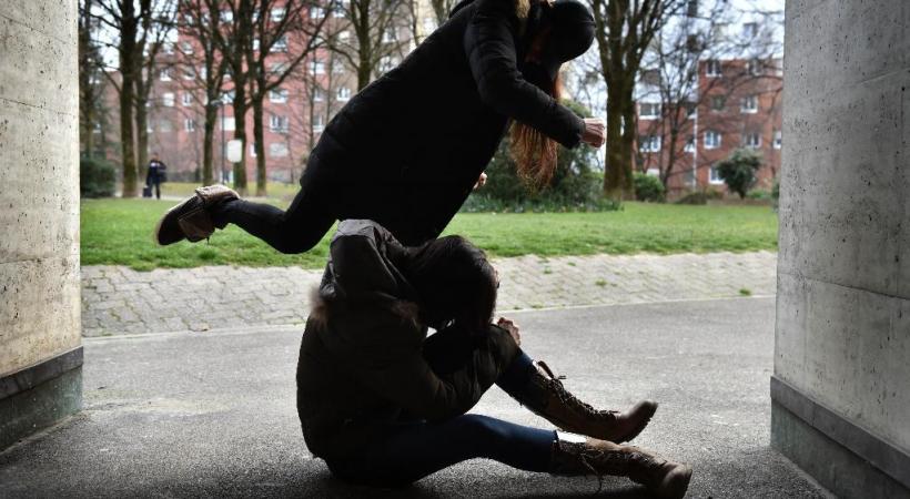 Les filles ont passé au cran supérieur dans le domaine de la violence: elles prennent plaisir  à torturer les plus faibles. PHOTO PRETEXTE PASCAL BITZ 