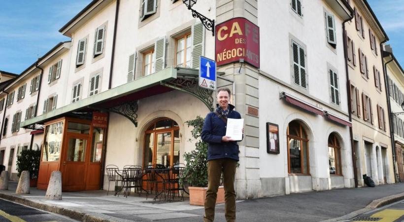 Daniel Huber devant son ancien café. Il veut que justice soit rendue. PASCAL BITZ 