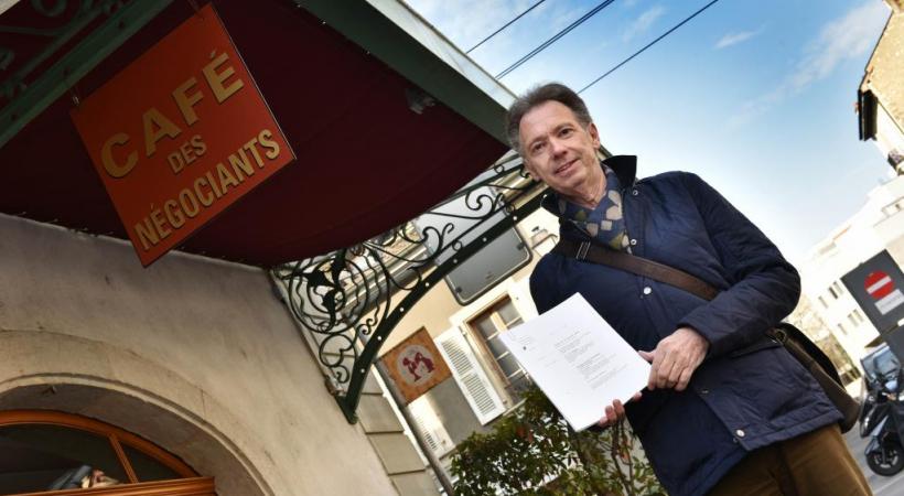 Daniel Huber devant son ancien café. Il veut que justice soit rendue. PASCAL BITZ 