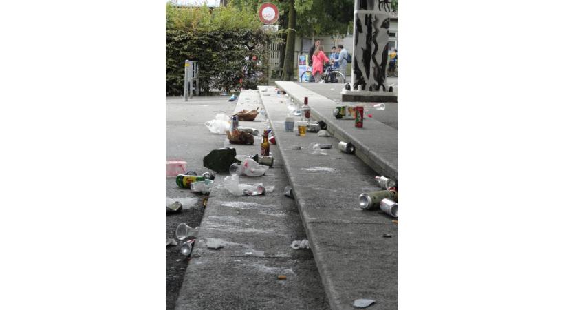 Après le passage des fêtards du week-end, certains préaux ressemblent à des décharges. DR 