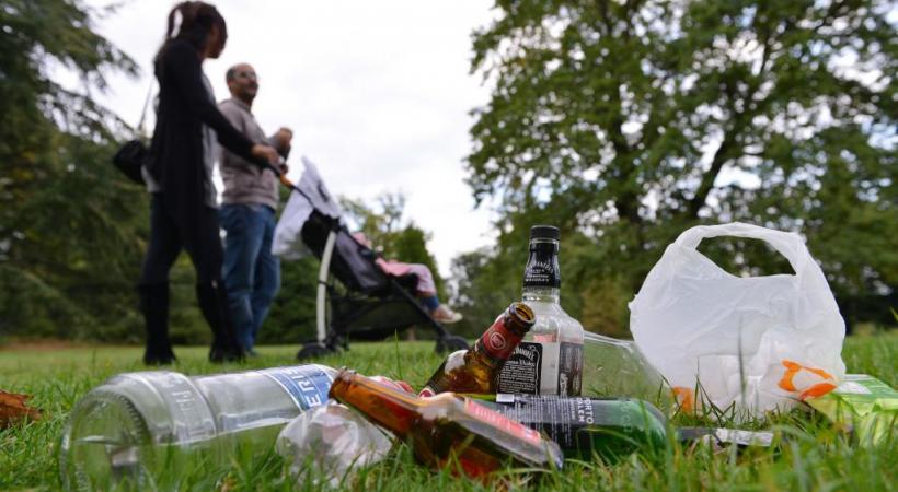 Sans autre possibilité, les jeunes se retrouvent dans les parcs pour boire jusqu’à tard dans la nuit. PASCAL BITZ 