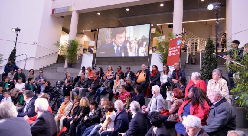 Dimanche 19 avril à Uni-Mail, beaucoup ont pu vivre en direct les résultats des élections.  DAVID ROSEMBAUM-KATZMAN 