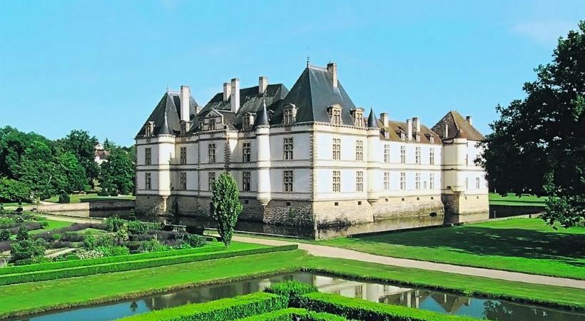 Le château de Cormatin. ALAIN DOIRE/BOURGOGNE TOURISME Les Hospices de Beaune.  FRANCIS VAUBAN/BOURGOGNE TOURISME A vélo dans le vignoble. ALAIN DOIRE/BOURGOGNE TOURISME Tourisme fluvial sur les canaux de Bourgogne. ALAIN DOIRE/BOURGOGNE TOURISME 