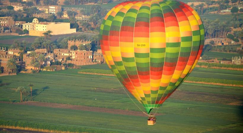 Gizeh, un site mythique, actuellement boudé par les foules. PHOTOS CARLOS BRITO/DR Survoler Louxor en montgolfière est une expérience inoubliable.  Le plaisir d’une croisière sur le Nil. 