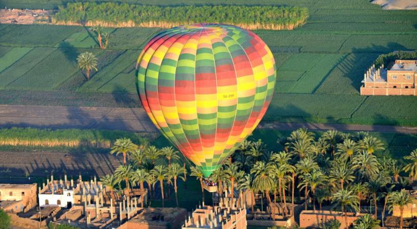 Gizeh, un site mythique, actuellement boudé par les foules. PHOTOS CARLOS BRITO/DR Survoler Louxor en montgolfière est une expérience inoubliable.  Le plaisir d’une croisière sur le Nil. 