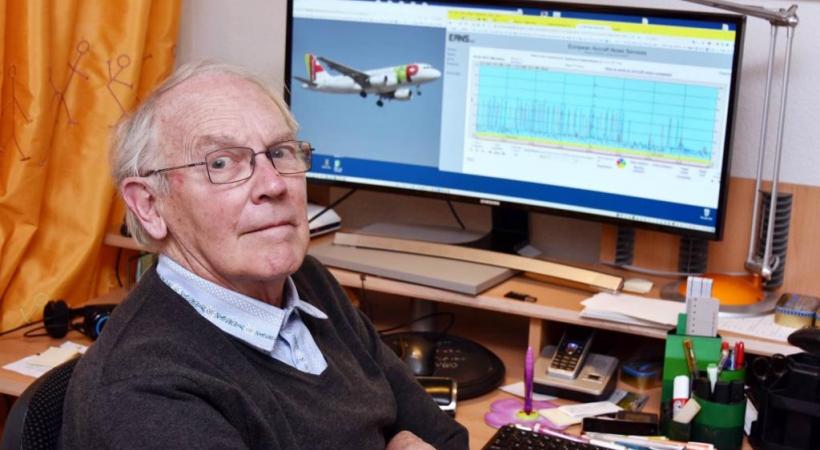 Mike Gérard, président de l’association des riverains de l’aéroport, calcule avec minutie le trafic aérien de Cointrin. PASCAL BITZ 