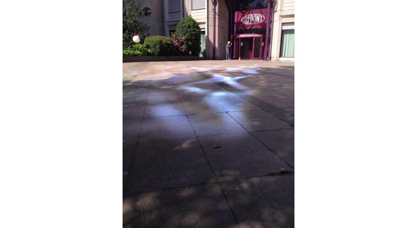 Au sol, la peinture blanche semble encore fraîche, le jour après l’acte de vandalisme. DR 