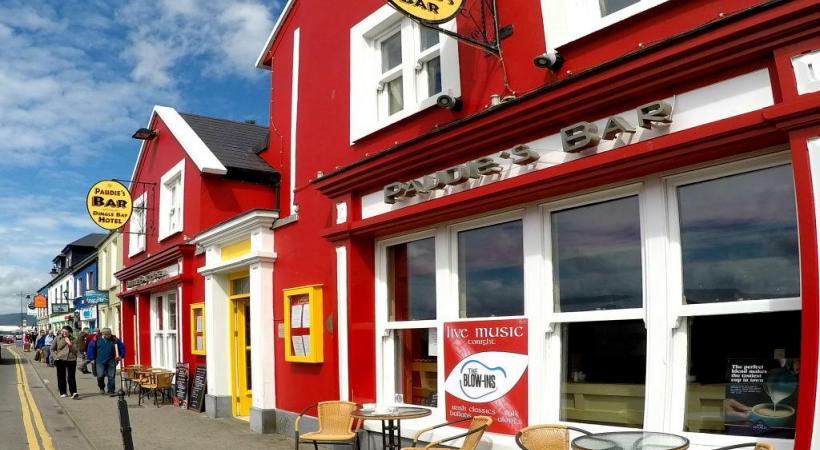 Dingle aligne un nombre considérable de bars et restaurants. Un étal spectaculaire à la Little Cheese Shop de Dingle. Le somptueux panorama de la Péninsule du Kerry. 