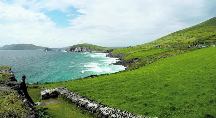 Dingle aligne un nombre considérable de bars et restaurants. Un étal spectaculaire à la Little Cheese Shop de Dingle. Le somptueux panorama de la Péninsule du Kerry. 