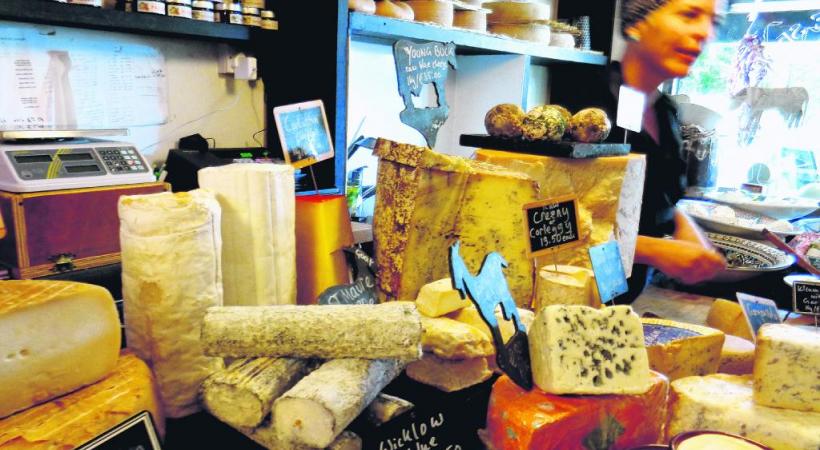 Dingle aligne un nombre considérable de bars et restaurants. Un étal spectaculaire à la Little Cheese Shop de Dingle. Le somptueux panorama de la Péninsule du Kerry. 