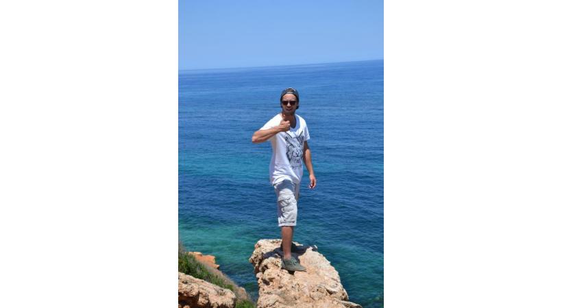 Petit à petit, le centre d’Alger-la-Blanche fait peau neuve. Basilique Notre-Dame d’Afrique. Jardin d’Essai du Hamma. Le chanteur suisse Bastian Baker à Tipasa. 