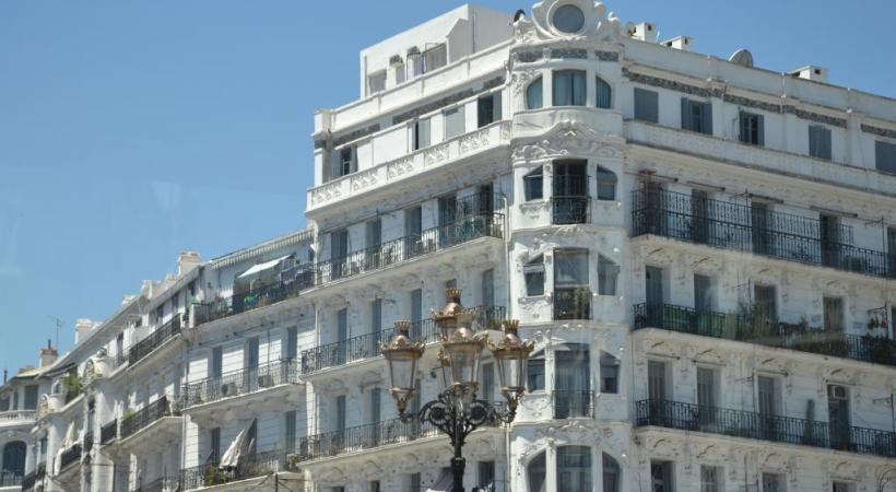 Petit à petit, le centre d’Alger-la-Blanche fait peau neuve. Basilique Notre-Dame d’Afrique. Jardin d’Essai du Hamma. Le chanteur suisse Bastian Baker à Tipasa. 