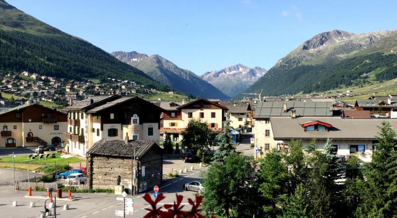 Une réglementation sévère régit la construction, mais en assure l’authenticité. Une architecture traditionnelle soigneusement entretenue. Un parcours ferroviaire unique au monde. Des parcours de randonnées idylliques. 