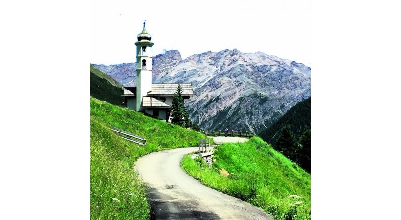 Une réglementation sévère régit la construction, mais en assure l’authenticité. Une architecture traditionnelle soigneusement entretenue. Un parcours ferroviaire unique au monde. Des parcours de randonnées idylliques. 