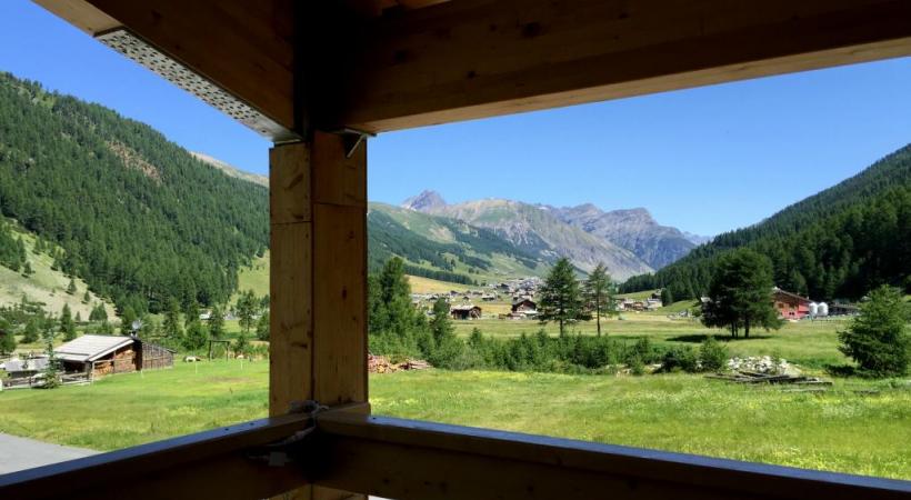 Une réglementation sévère régit la construction, mais en assure l’authenticité. Une architecture traditionnelle soigneusement entretenue. Un parcours ferroviaire unique au monde. Des parcours de randonnées idylliques. 